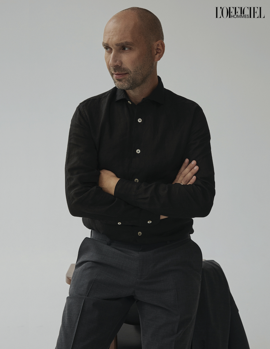 Рубашка, ELEVENTY (HELEN MARLEN MANDARIN). Брюки, THEORY (HELEN MARLEN MANDARIN). При создании образа использован шампунь для волос, бороды, лица и тела All-in-One Shampoo, STMNT