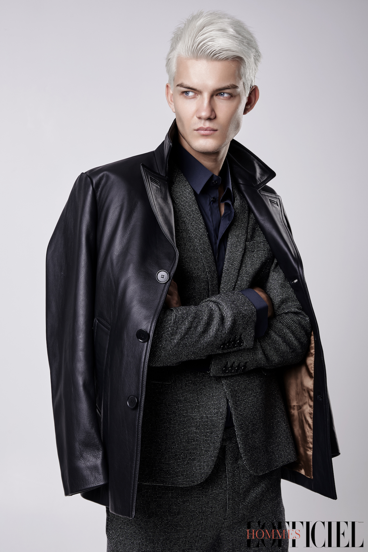 Сорочка Dolce & Gabbana, костюм и кроссовки – Saint Laurent, куртка Sandro, шапка Off-White