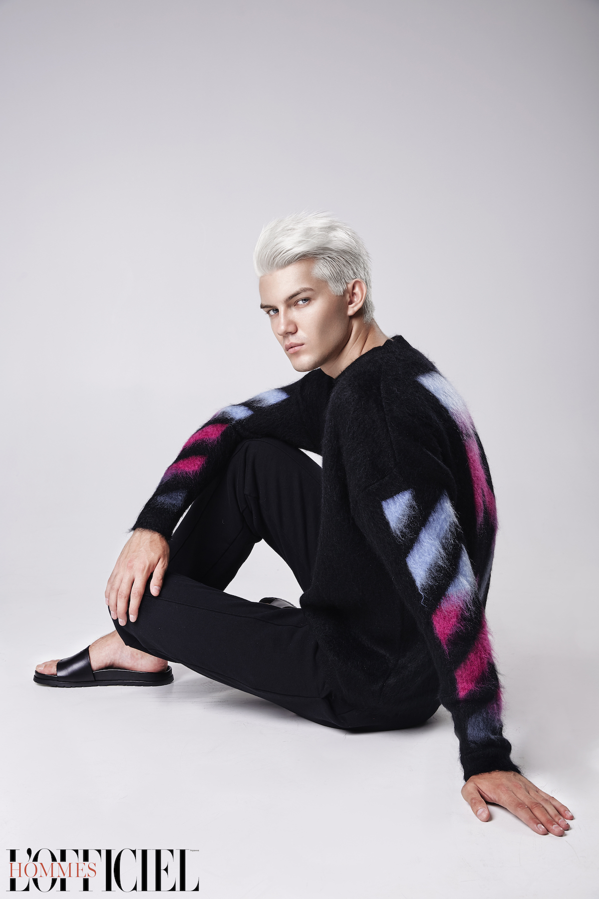 Свитер и брюки – Off-White, обувь Saint Laurent 