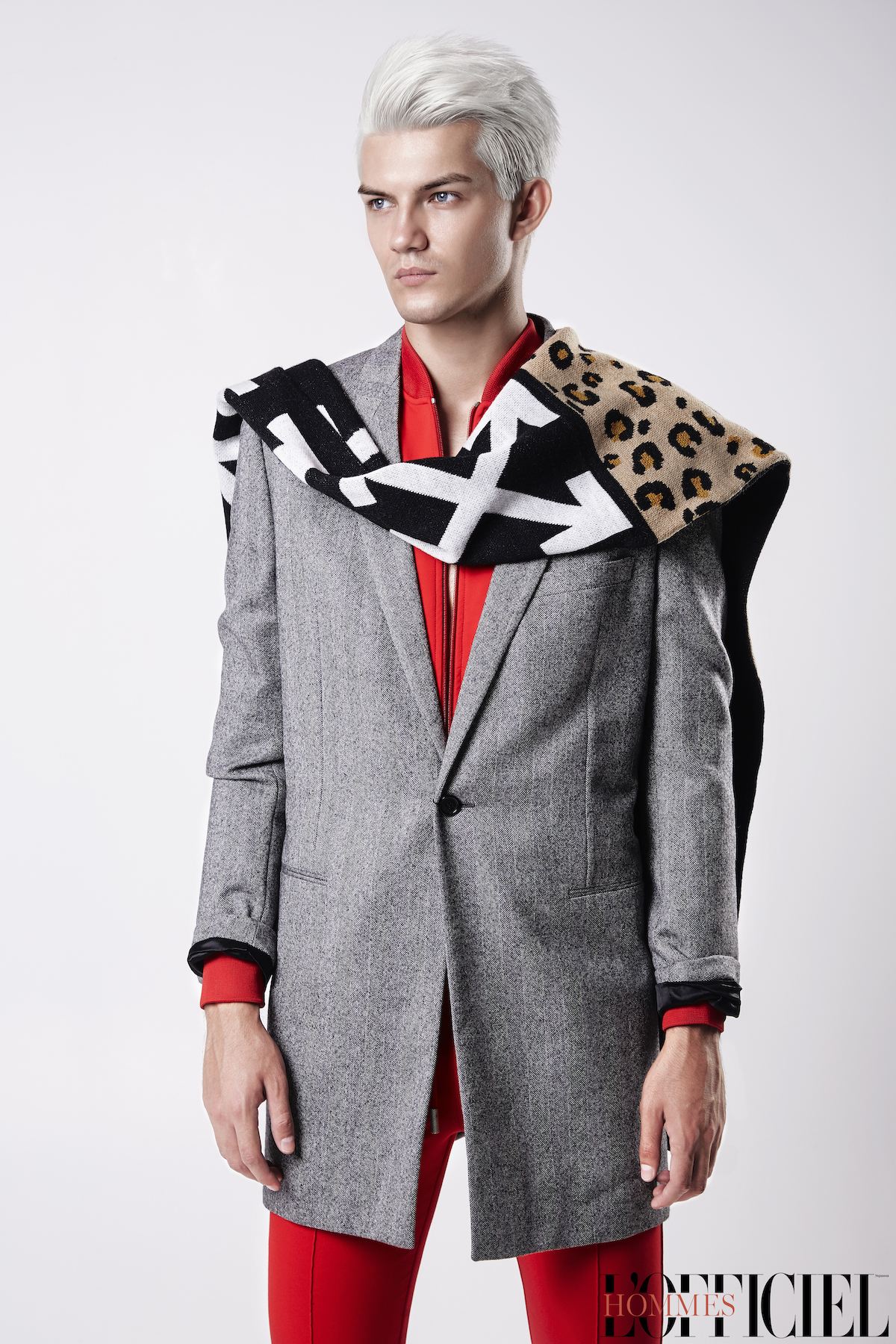 Спортивный костюм и шарф – Off-White, пальто  Saint Laurent 