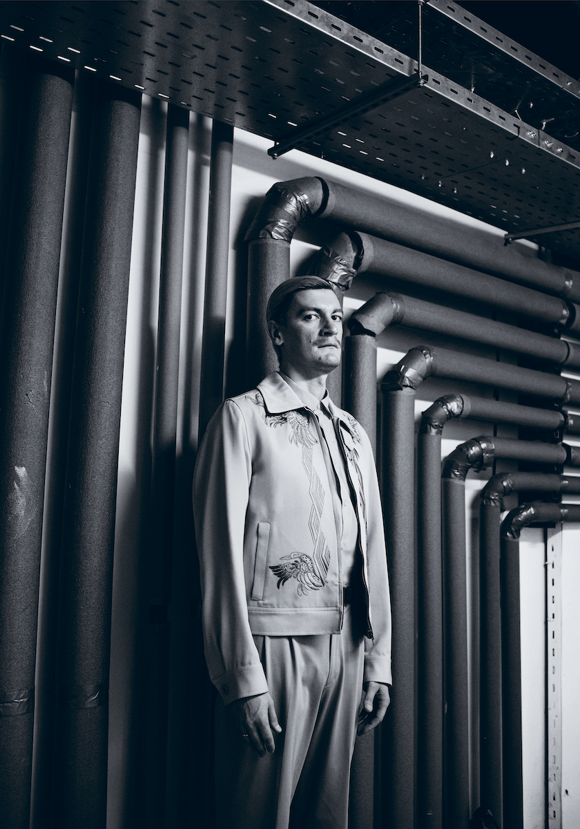 На Саше: Рубашка, куртка, брюки, ремень — Dries Van Noten 