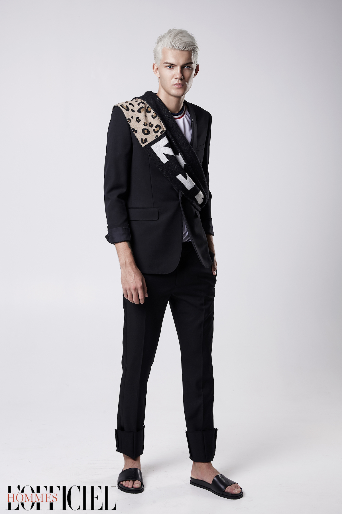 Смокинг и обувь – Saint Laurent, футболка Sandro, шарф Off-White