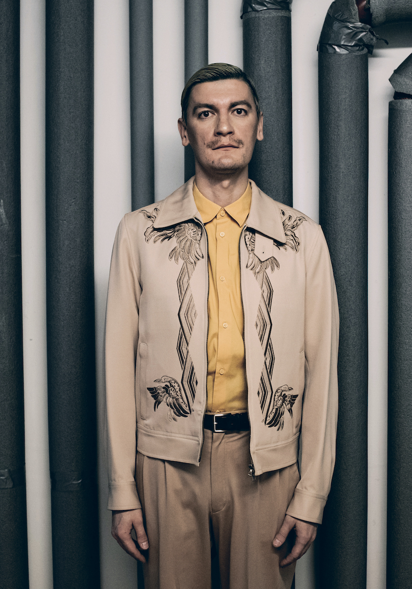 На Саше: Рубашка, куртка, брюки, ремень — Dries Van Noten 