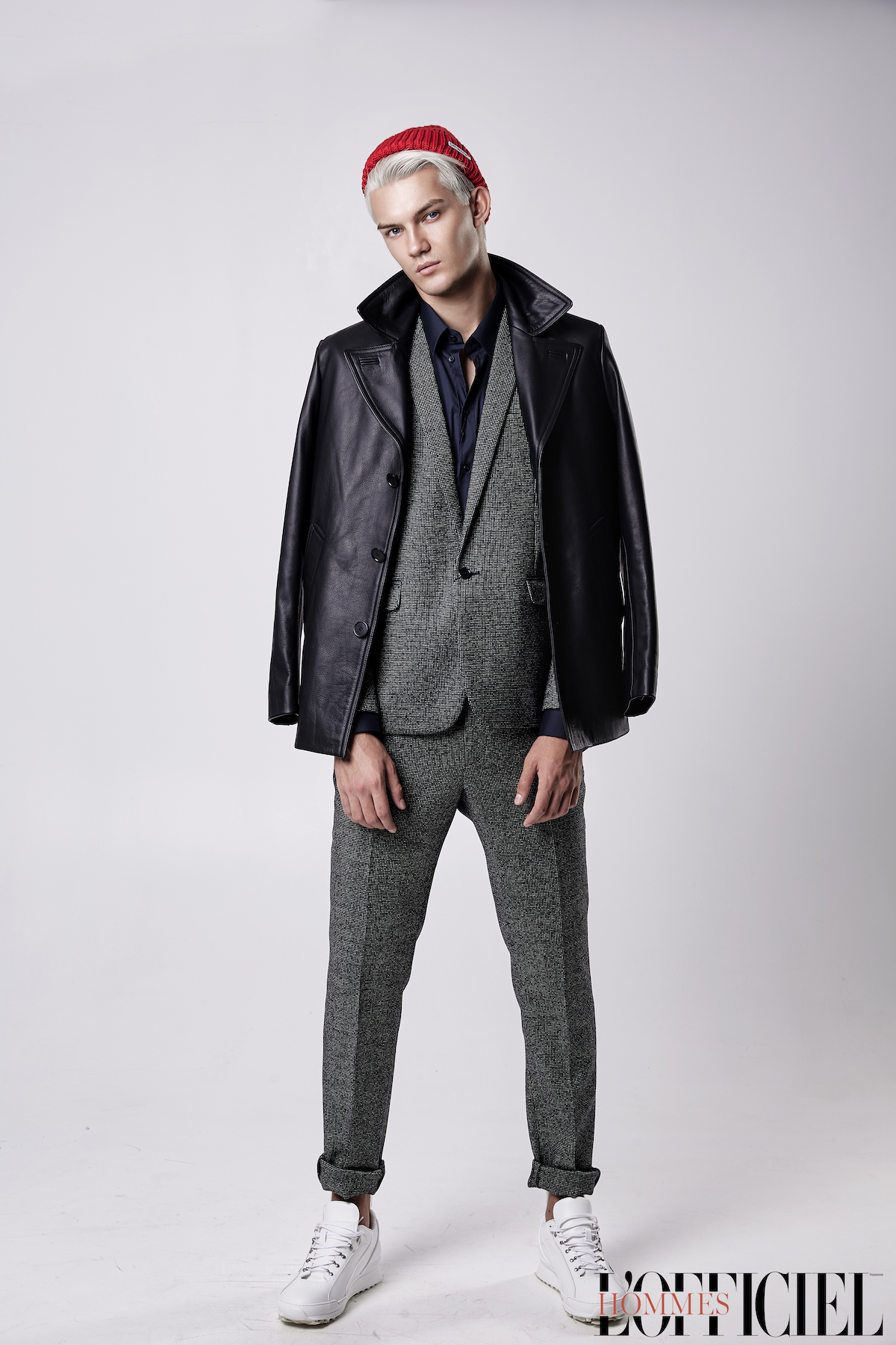 Сорочка Dolce & Gabbana, костюм и кроссовки – Saint Laurent, куртка Sandro, шапка Off-White