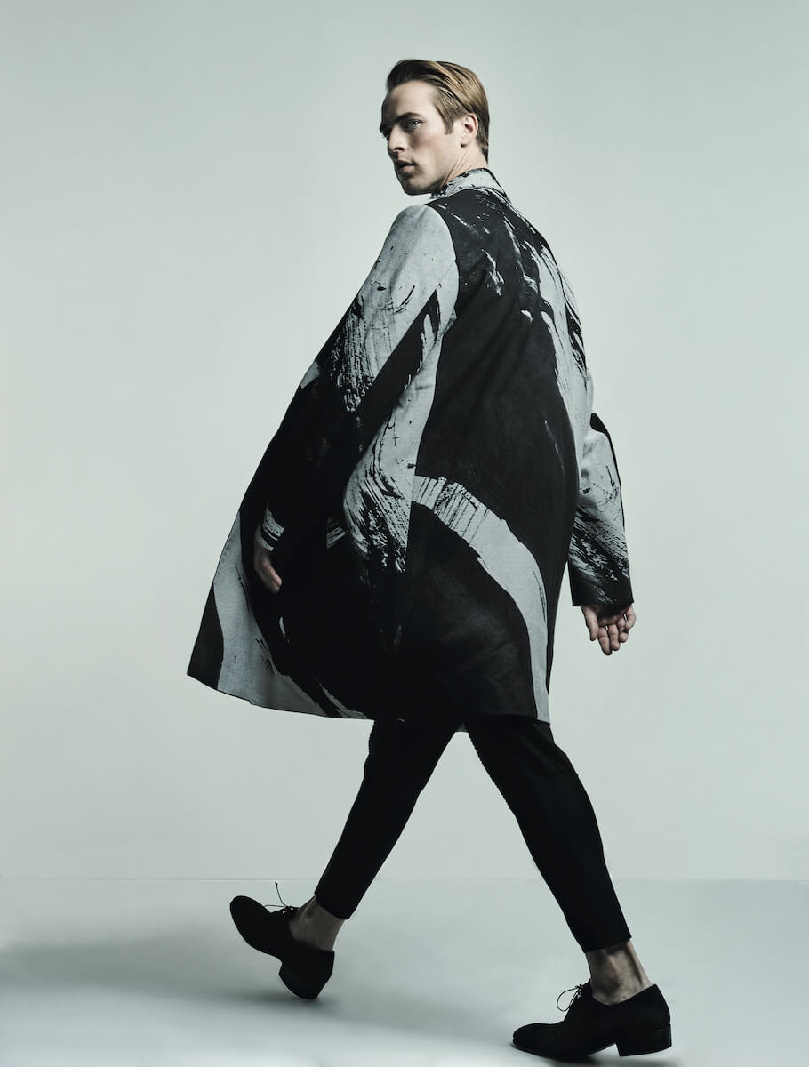 Пальто и брюки – Issey Miyake, туфли Jimmy Choo 