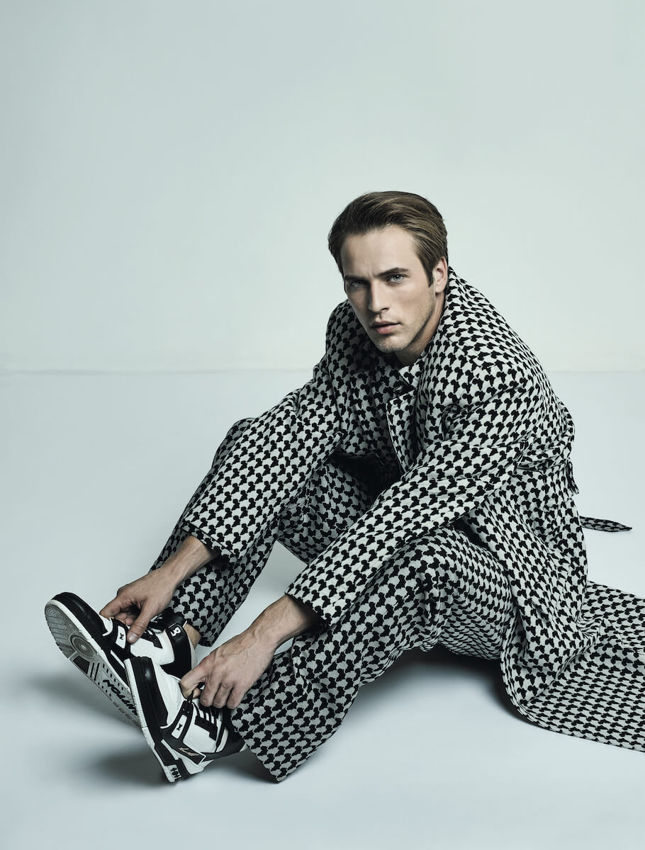 Пальто, рубашка, брюки и кроссовки – Louis Vuitton 