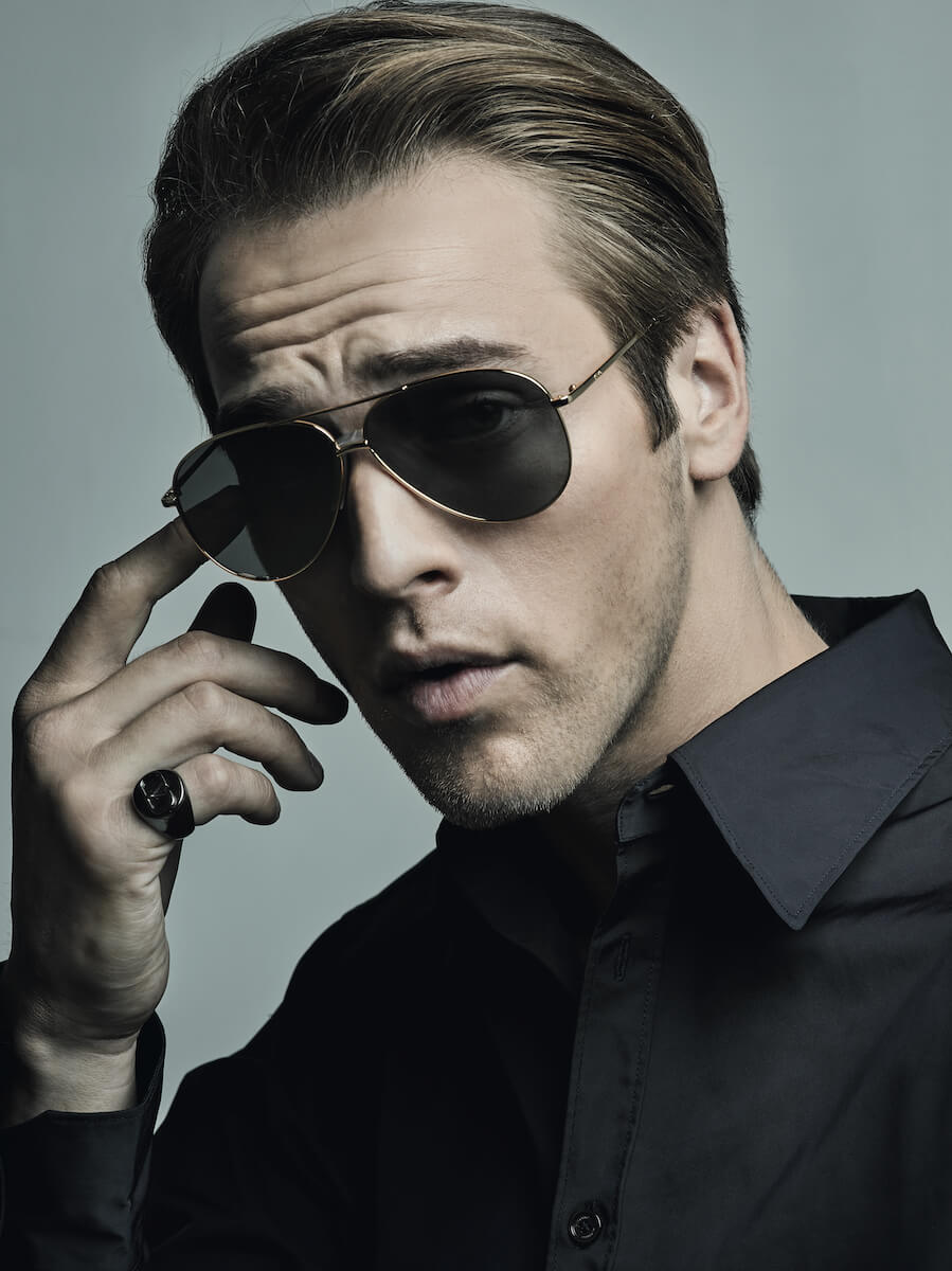 Рубашка и кольцо – Valentino, солнцезащитные очки Kenzo 