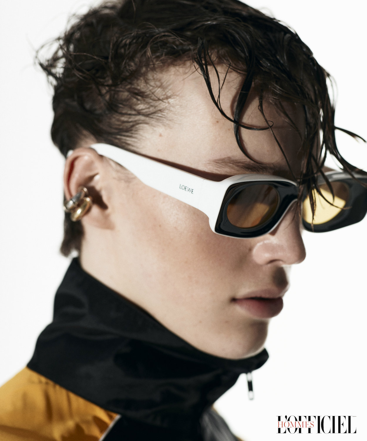 Куртка Balenciaga , очки Loewe