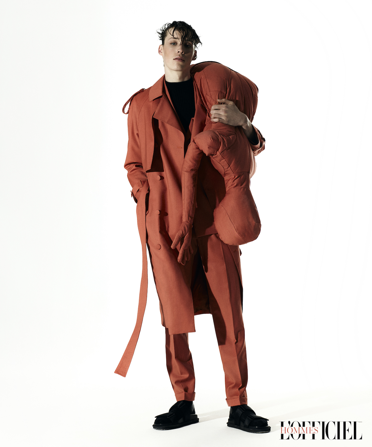 Костюм и тренчкот — Emre Erdemoğlu, обувь Jil Sander