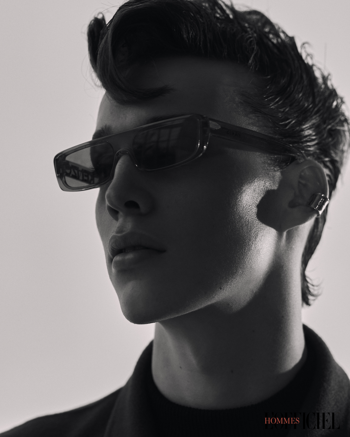 Куртка Etudes, очки Kenzo, клипсы Jaagravi