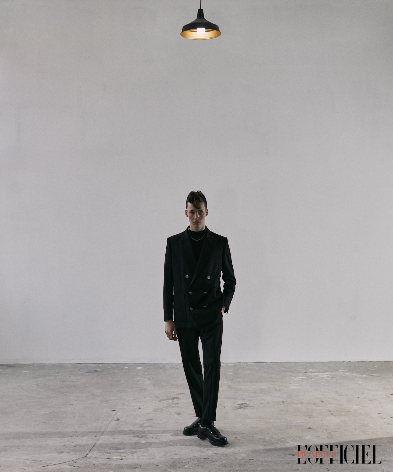 Костюм Balmain, водолазка Givenchy, обувь Jil Sander, цепочка Maria Black