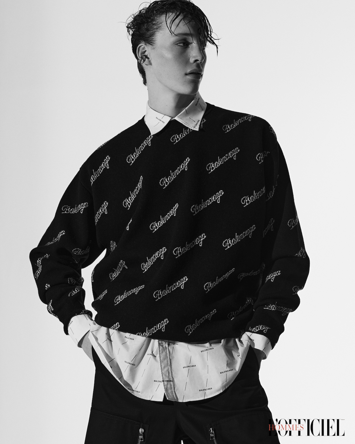 Рубашка, свитшот — Balenciaga, шорты Alexander McQueen, клипсы Jaagravi