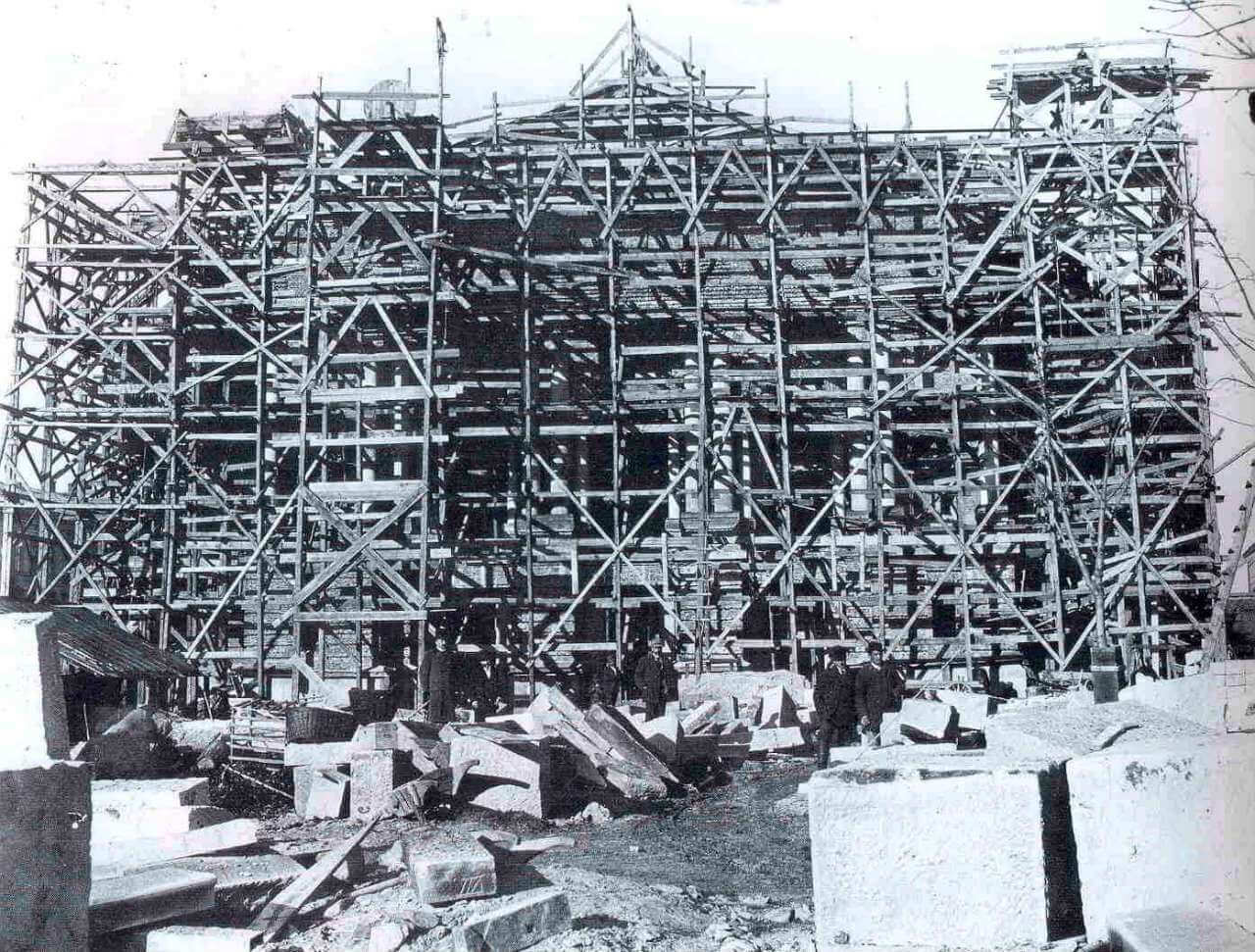 Главный фасад театра в строительных лесах