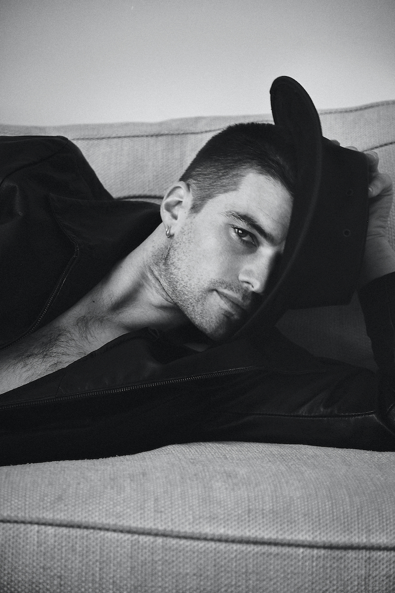 Куртка American Rag, брюки Celine, шляпа Akubra