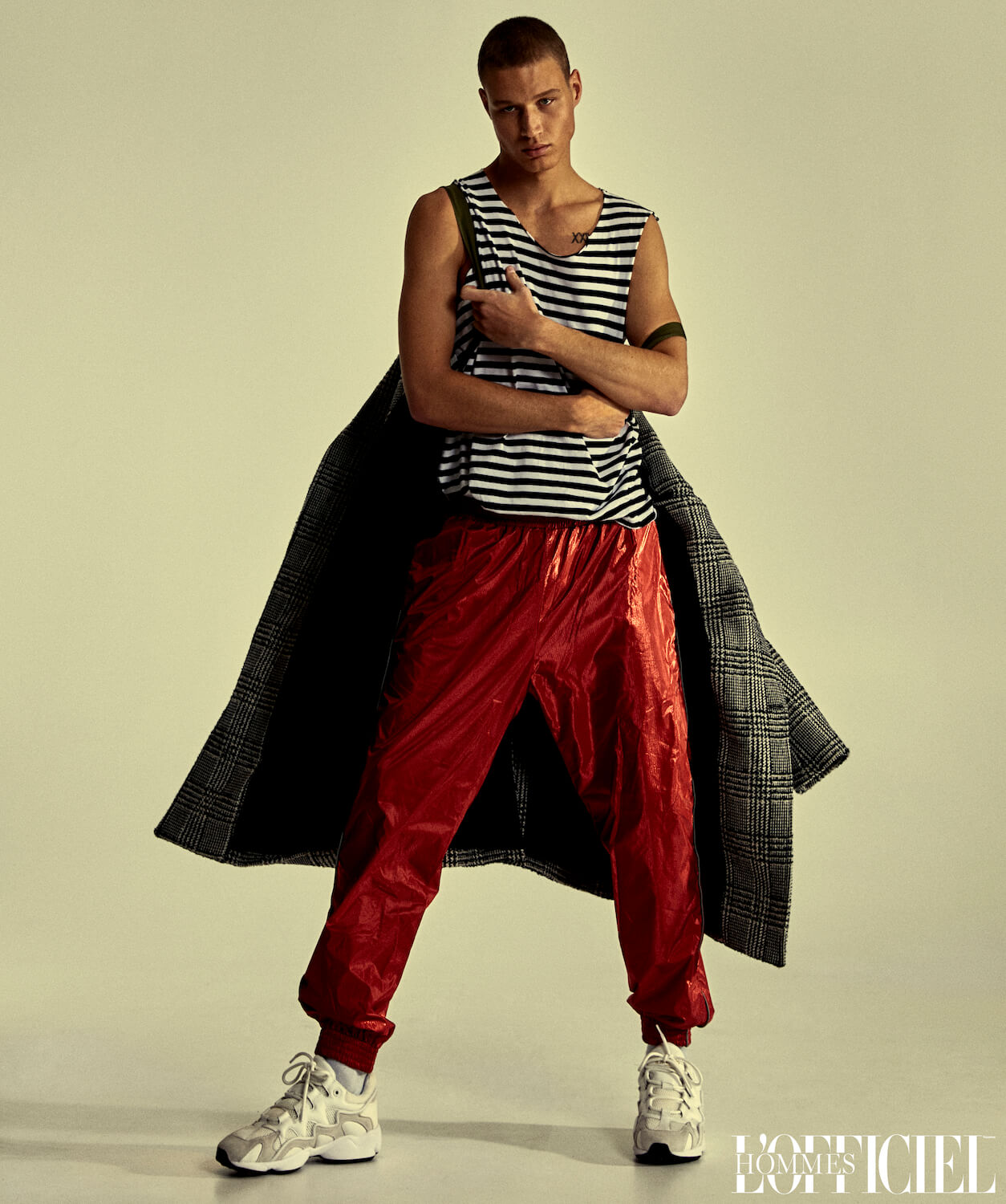 Майка собственность стилиста, штаны IENKI IENKI, пальто Zadig & Voltaire, кроссовки Sandro 