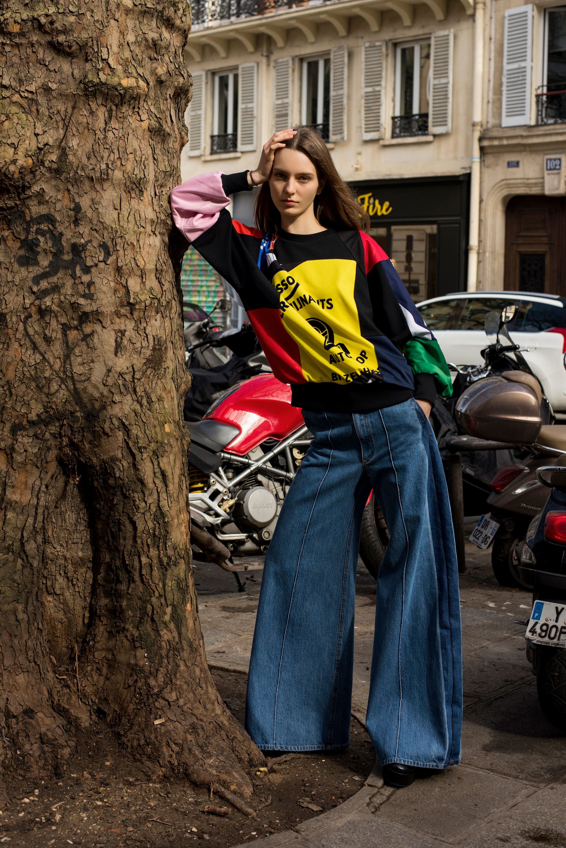 Свитшот из винтажной спортивной формы и широкие джинсы-клеш