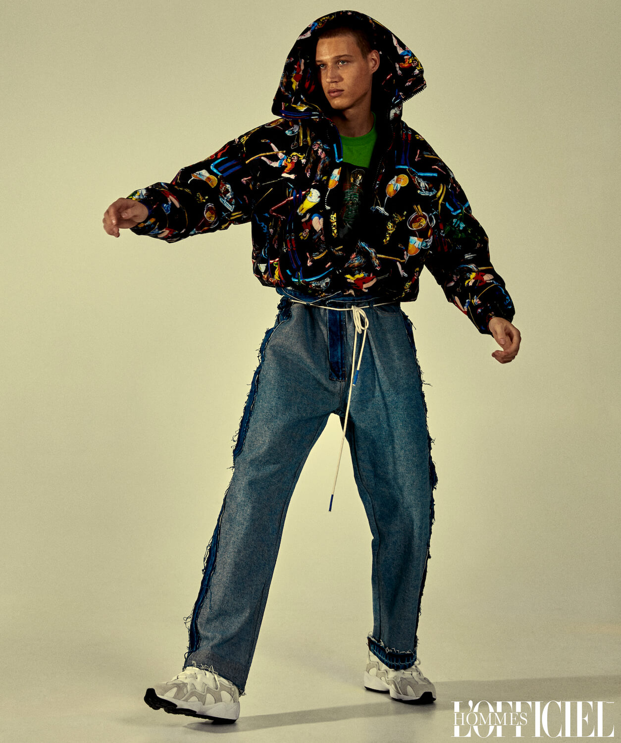 Футболка Syndicate, джинсы LL BY LITKOVSKAYA,  куртка IENKI IENKI,  кроссовки Sandro 