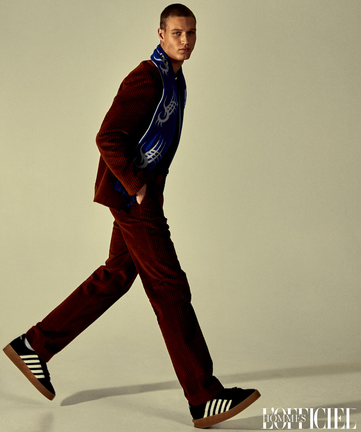 Футболка Syndicate, костюм Sandro, шарф Syndicate, кроссовки Dsquared2 