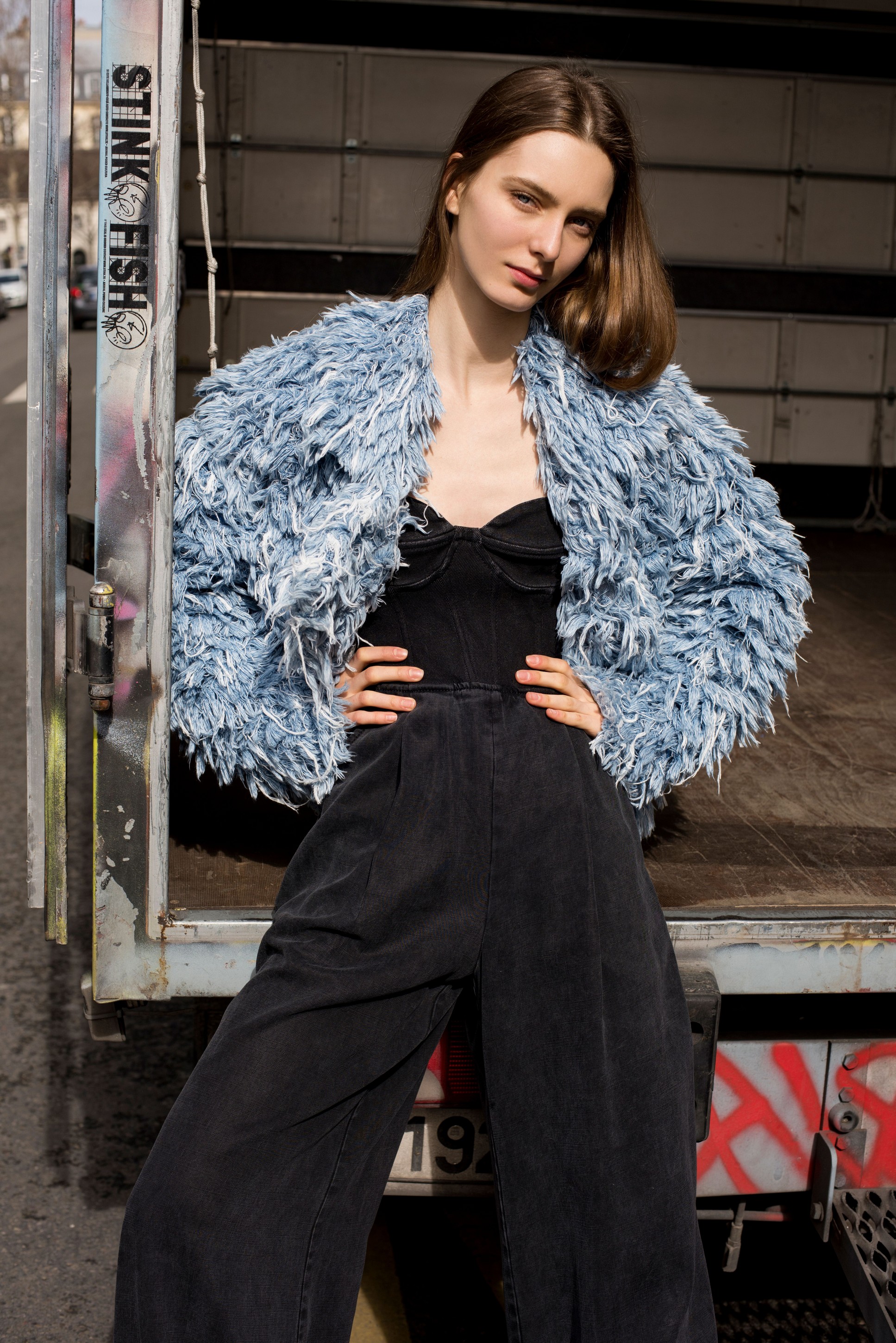 Шуба из денима и комбинезон