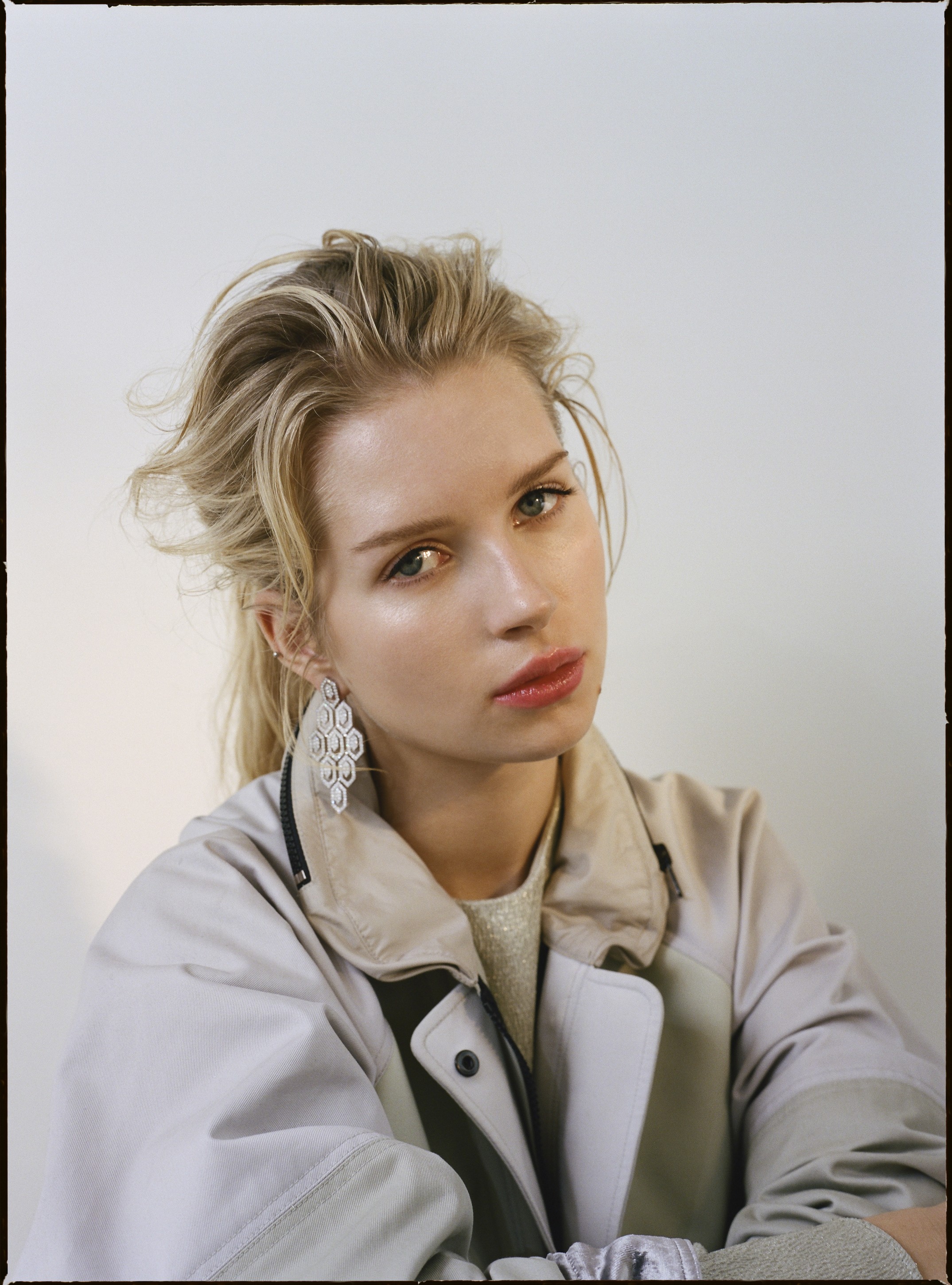 Анорак и топ VALENTINO, серьги BVLGARI