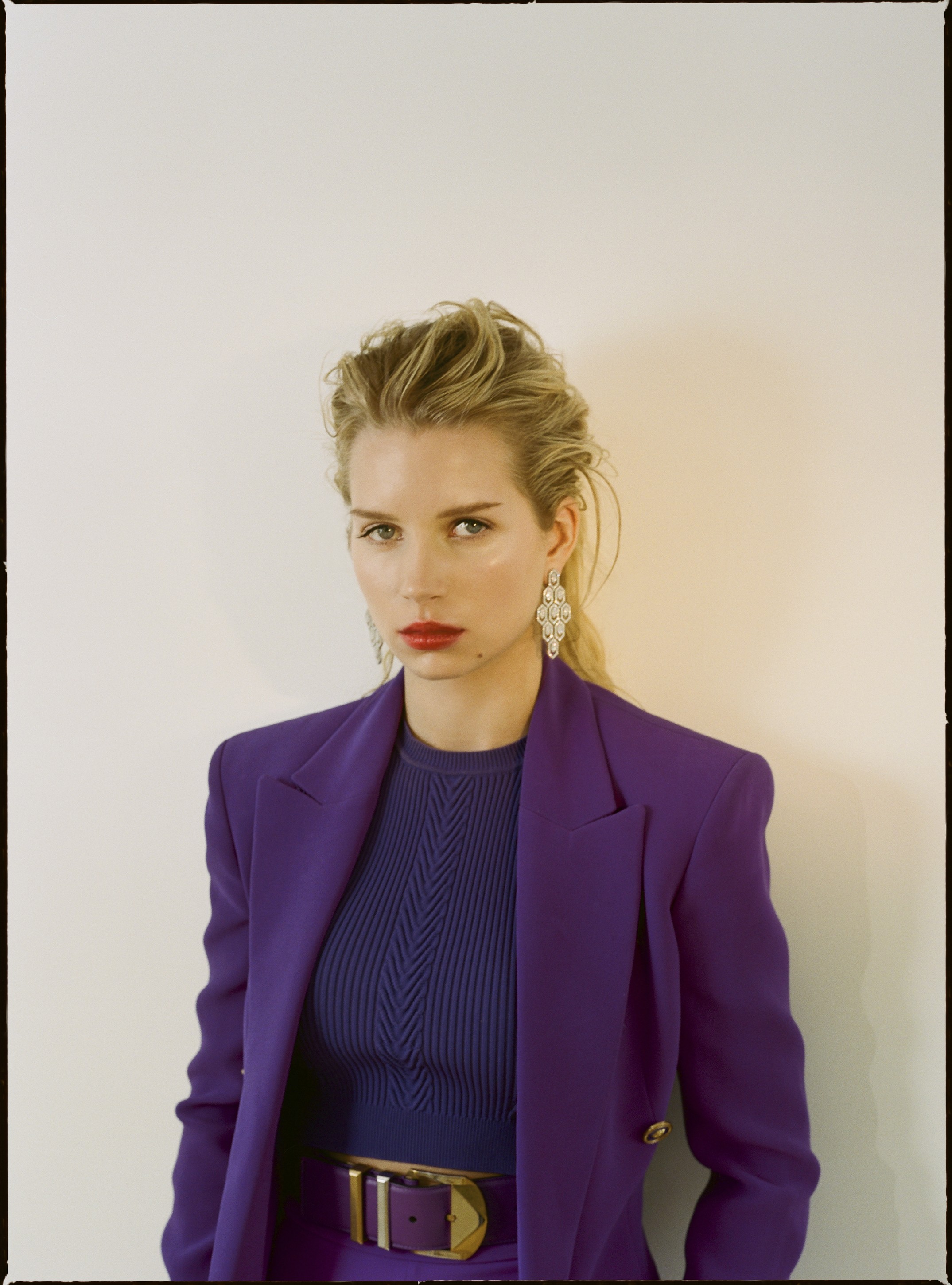 Жакет, топ, легинсы, ремень VERSACE, серьги BVLGARI