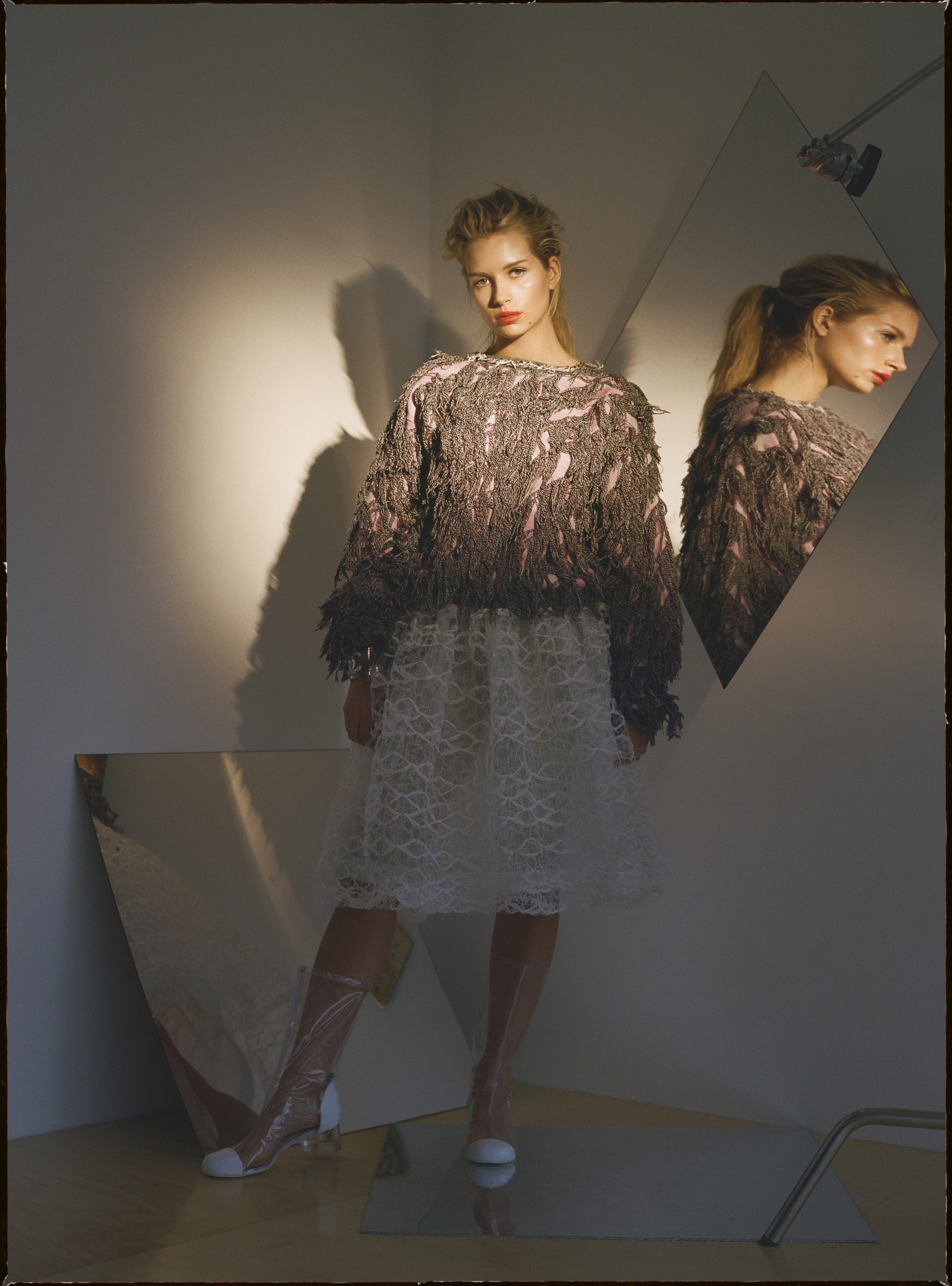 Свитер, юбка, сапоги, браслет CHANEL 