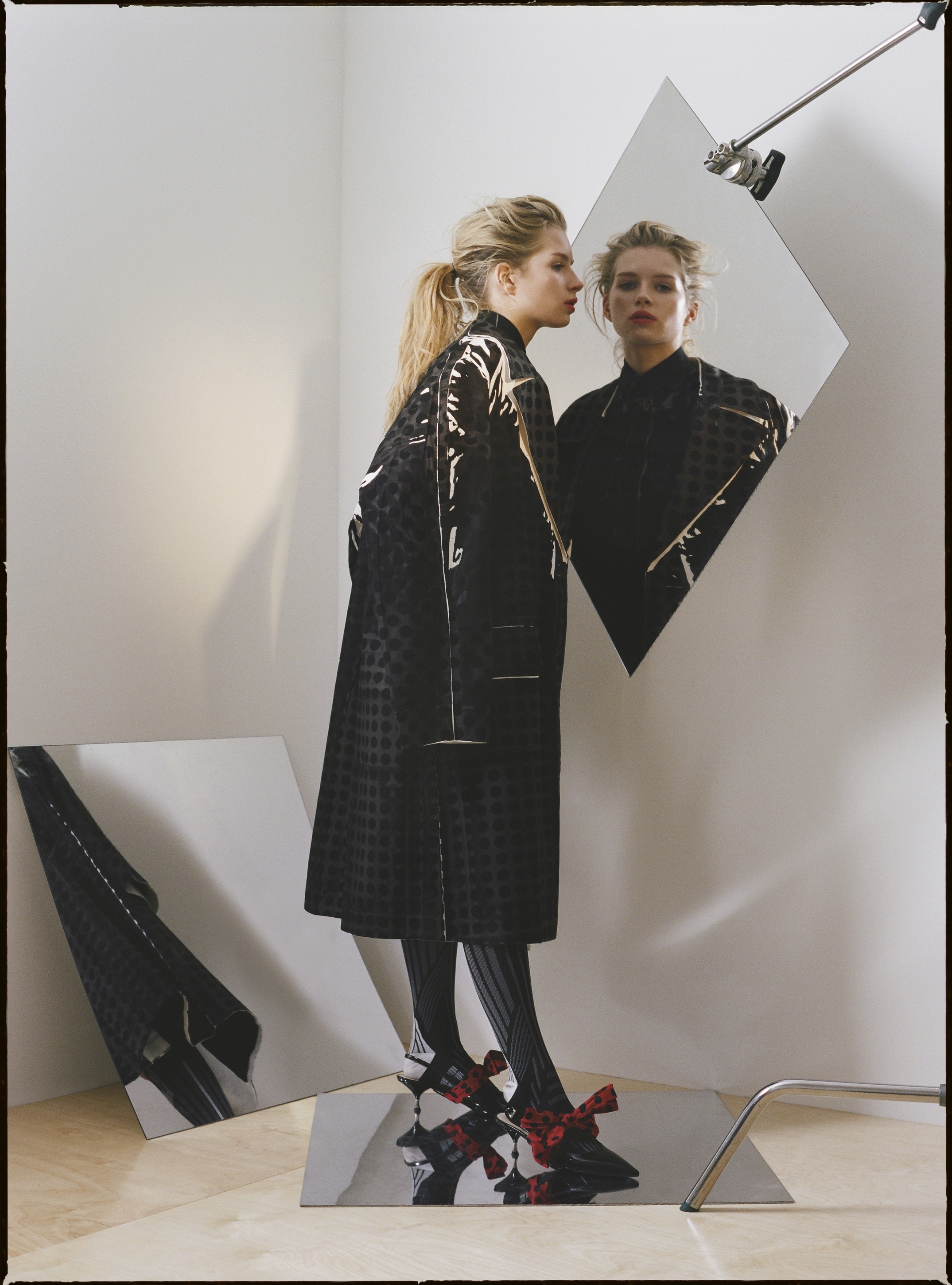 Пальто, сорочка, носки, туфли PRADA