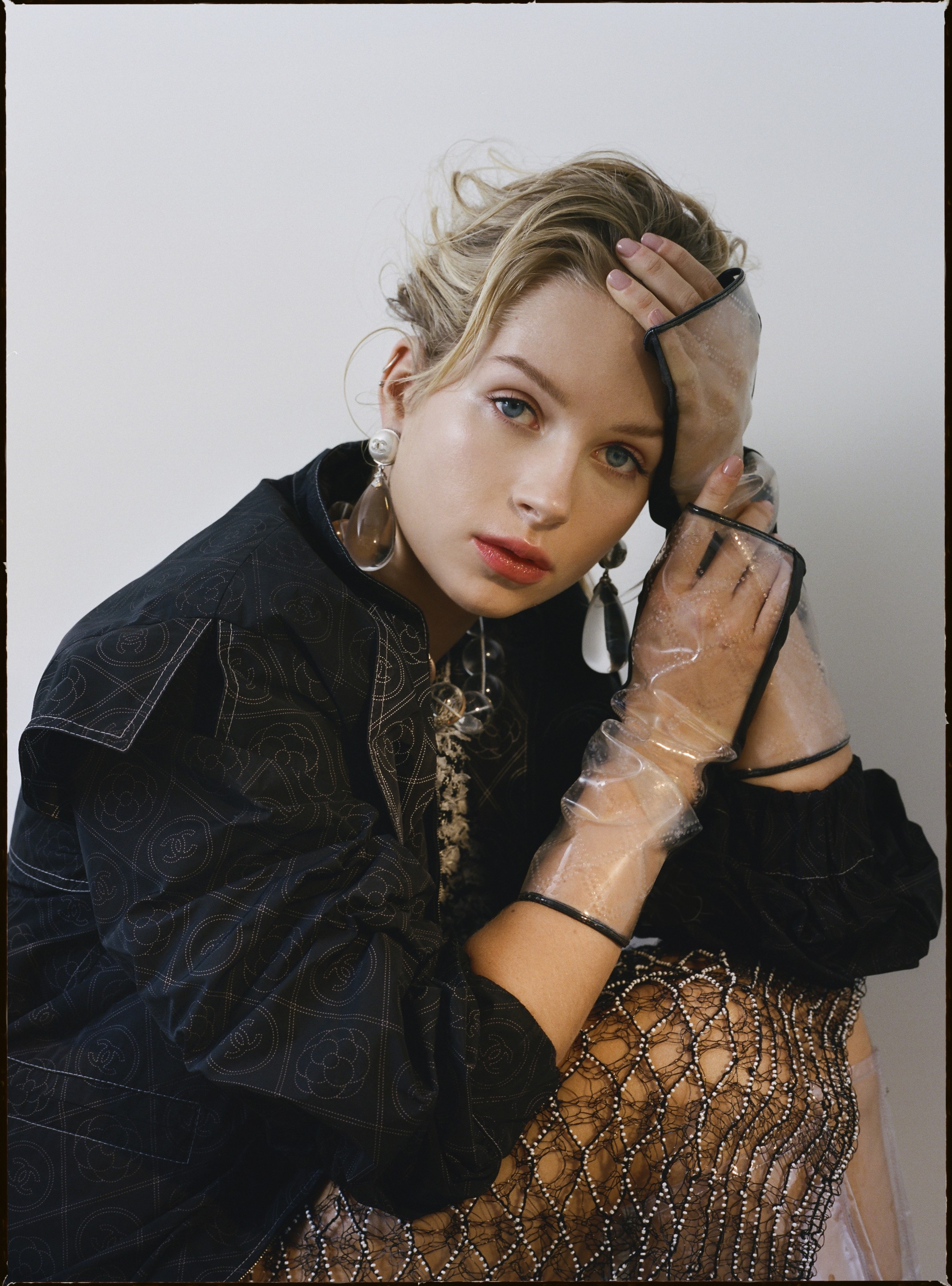 Куртка, топ, блуза, перчатки, серьги и бусы CHANEL