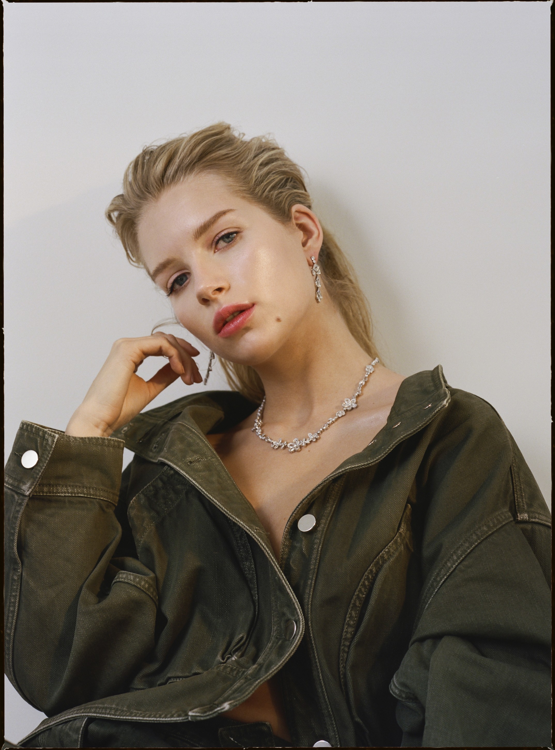 Куртка Valentino, украшения Tiffany & Co