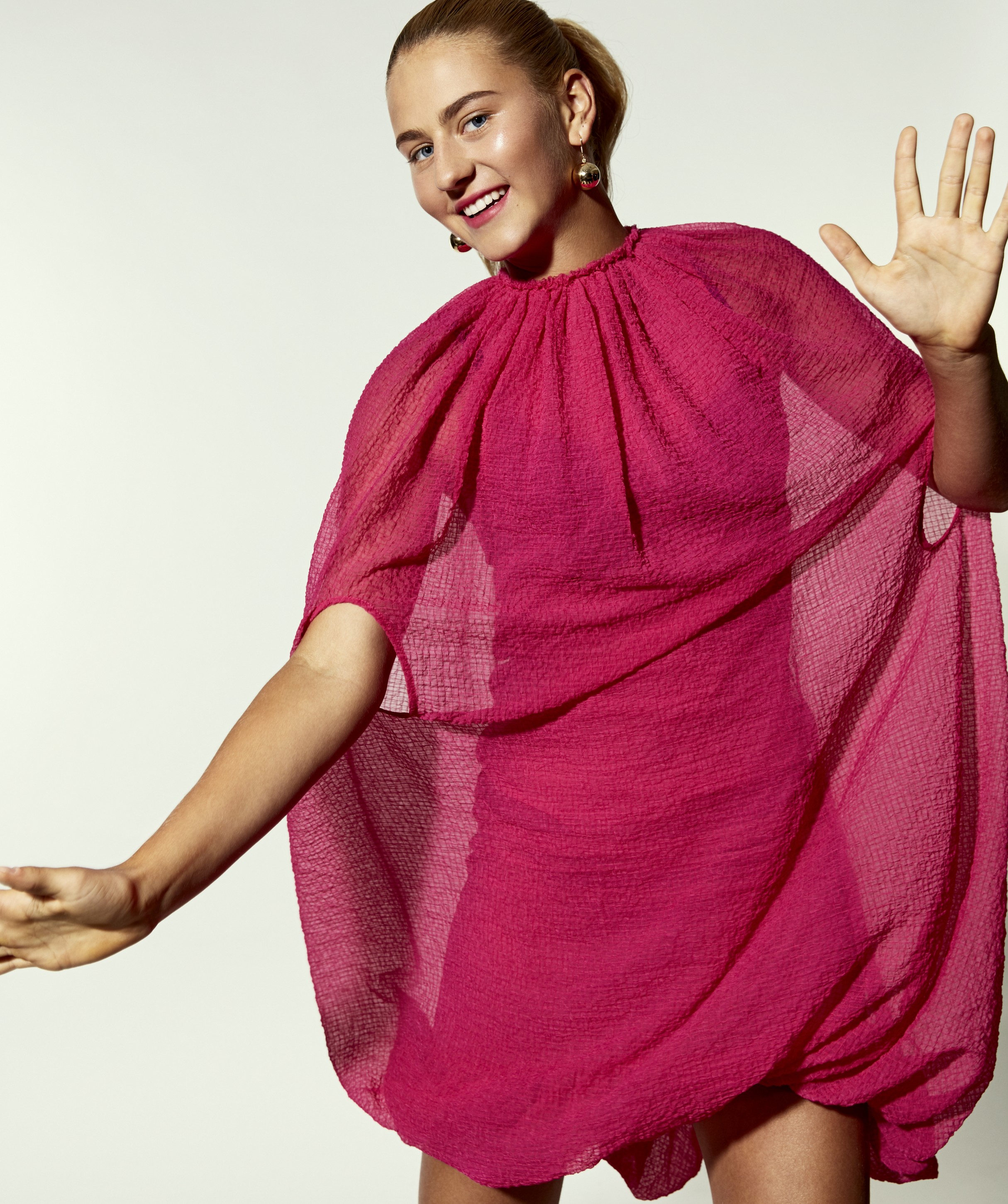 Платье HELMUT LANG, серьги GUZEMA