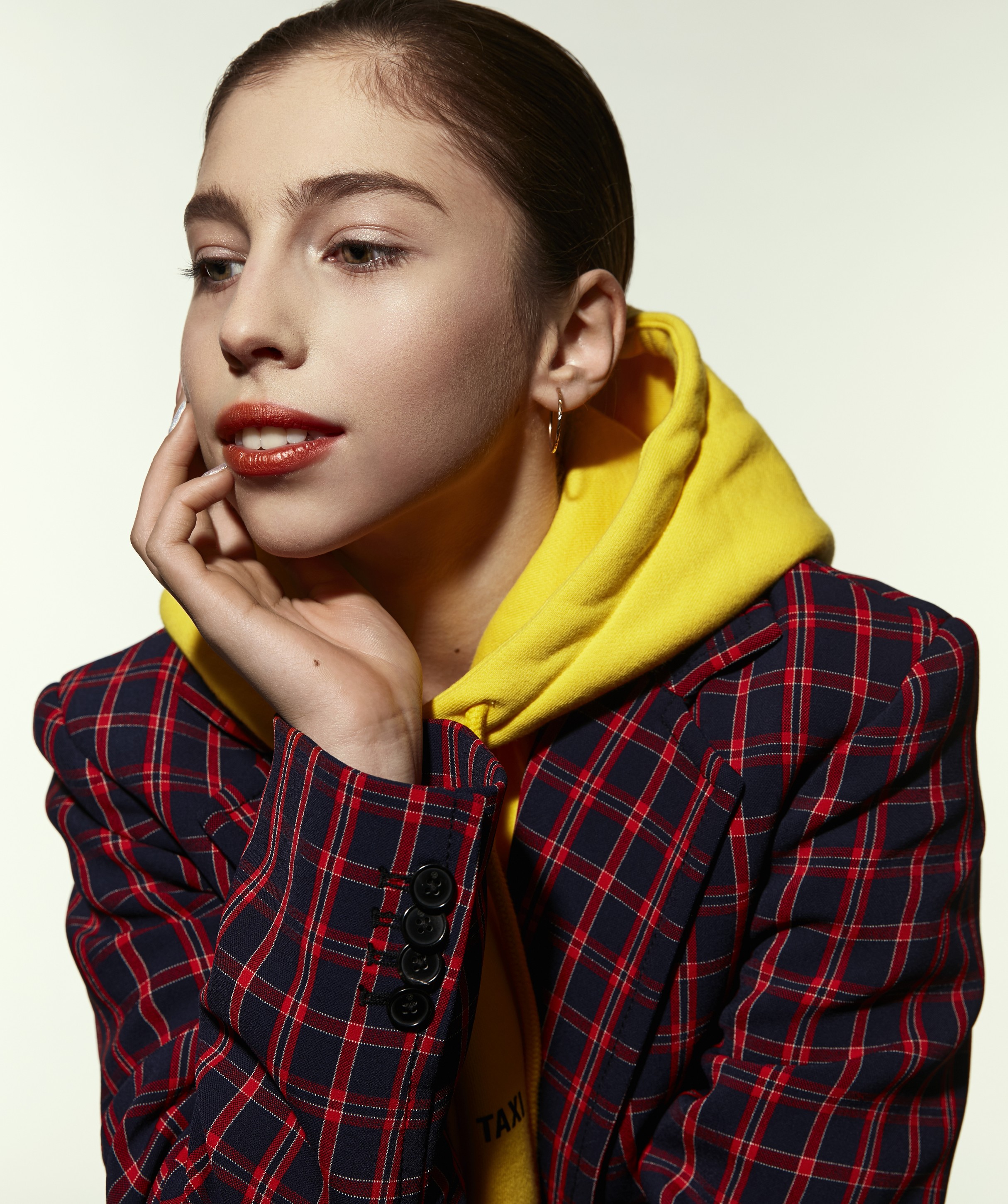 Жакет 3.1 PHILLIP LIM, худи HELMUT LANG, серьги - собственность модели