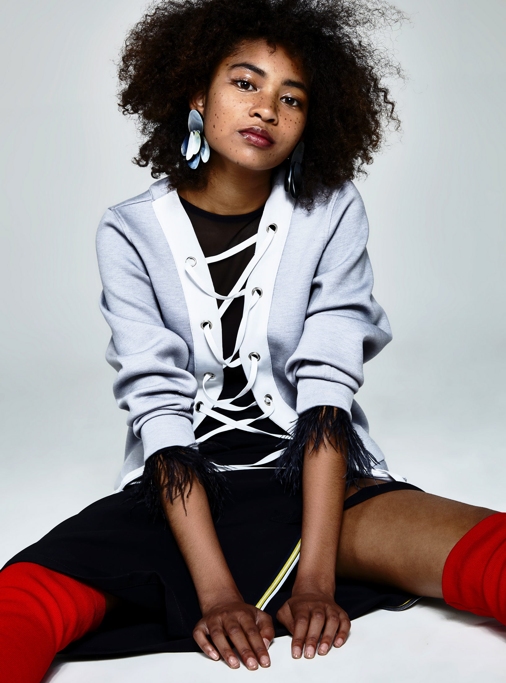 Свитер APRIY, юбка N°21, серьги MONIES, обувь ZARA