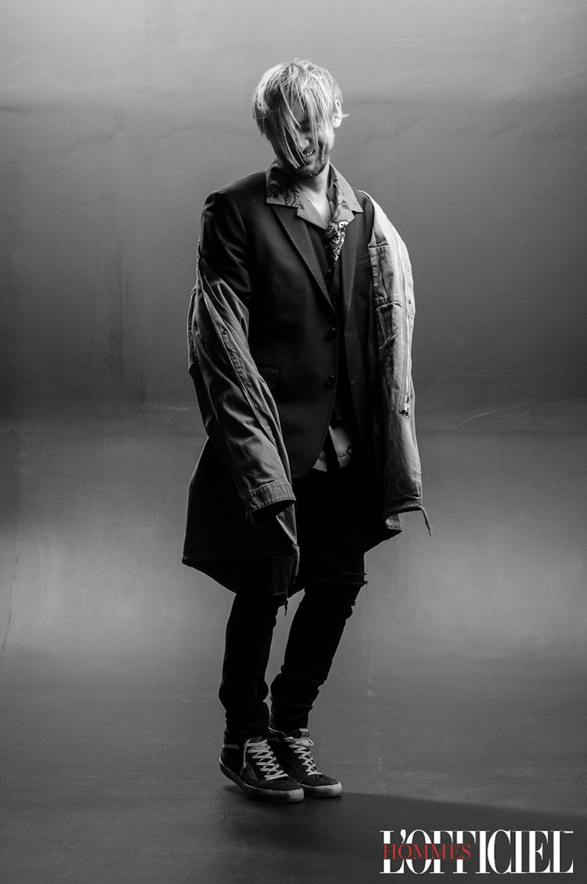 Парка, American Vintage; Пиджак и жилет, Brian Dales; Джинсы Rag'n'Bone; Кеды, Golden Goose