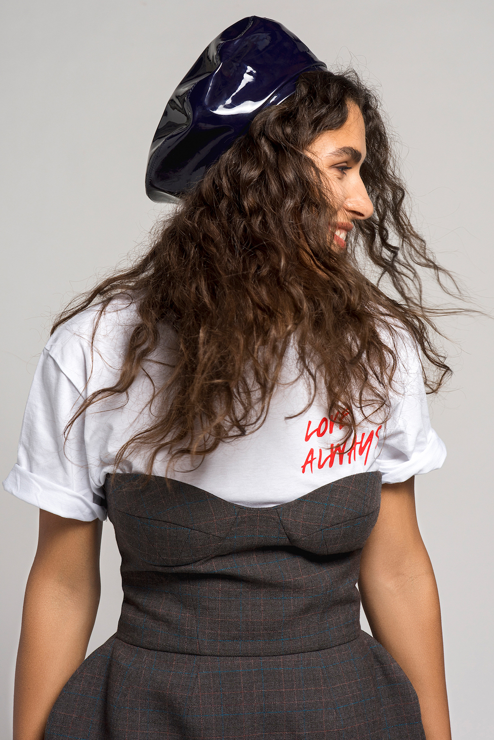 Берет: Covernumberone. Футболка: by Marque (мерч магазина). Корсет: LAKE