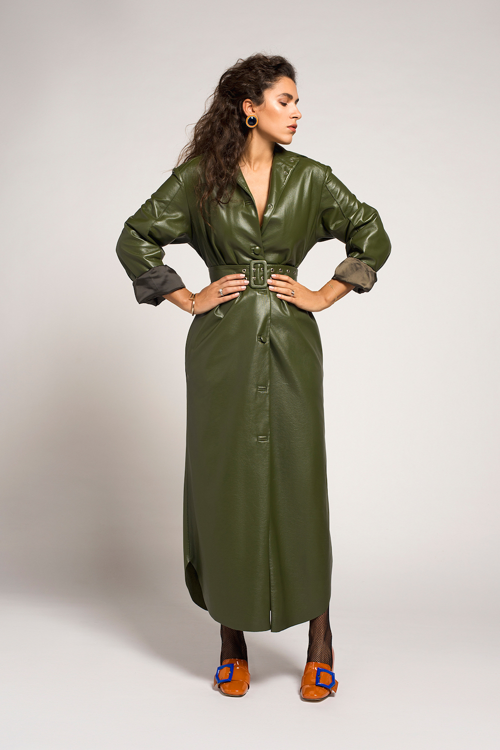 Плащ из искусственной кожи: Materiel. Серьги: Silhouette Jewelry. Обувь: Suecomma Bonnie