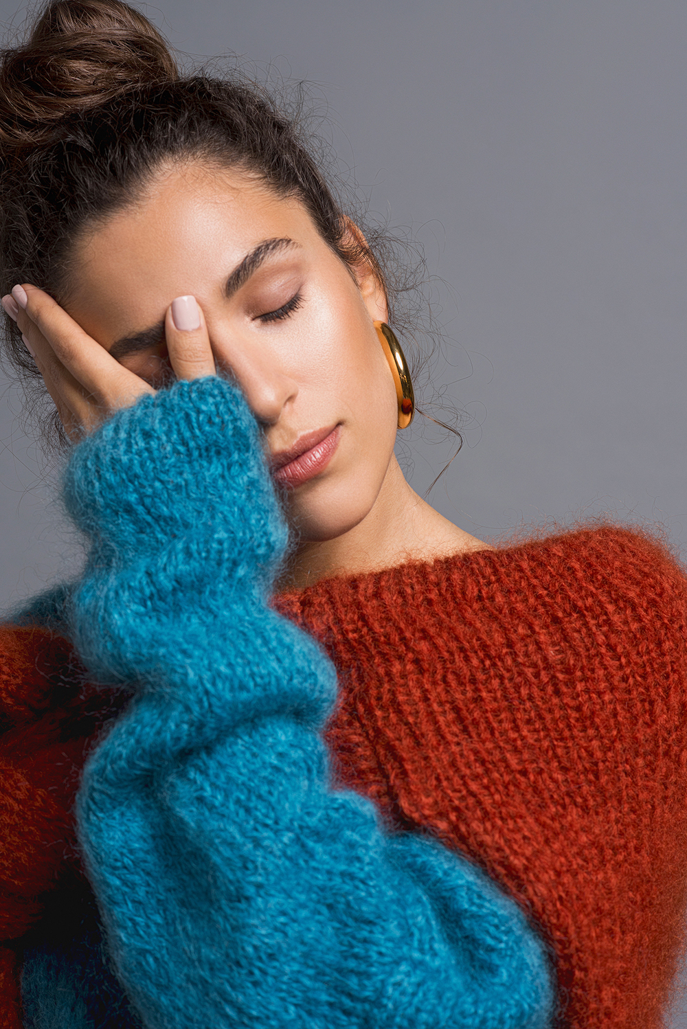Свитер: Keenly Studio. Серьги: Maria Francesca Pepe