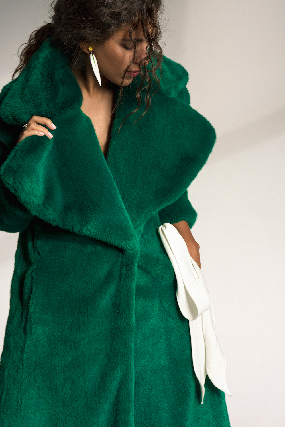 Шуба из искусственного меха: Maison Kimhekim. Серьги: Sopho Gongliashvili