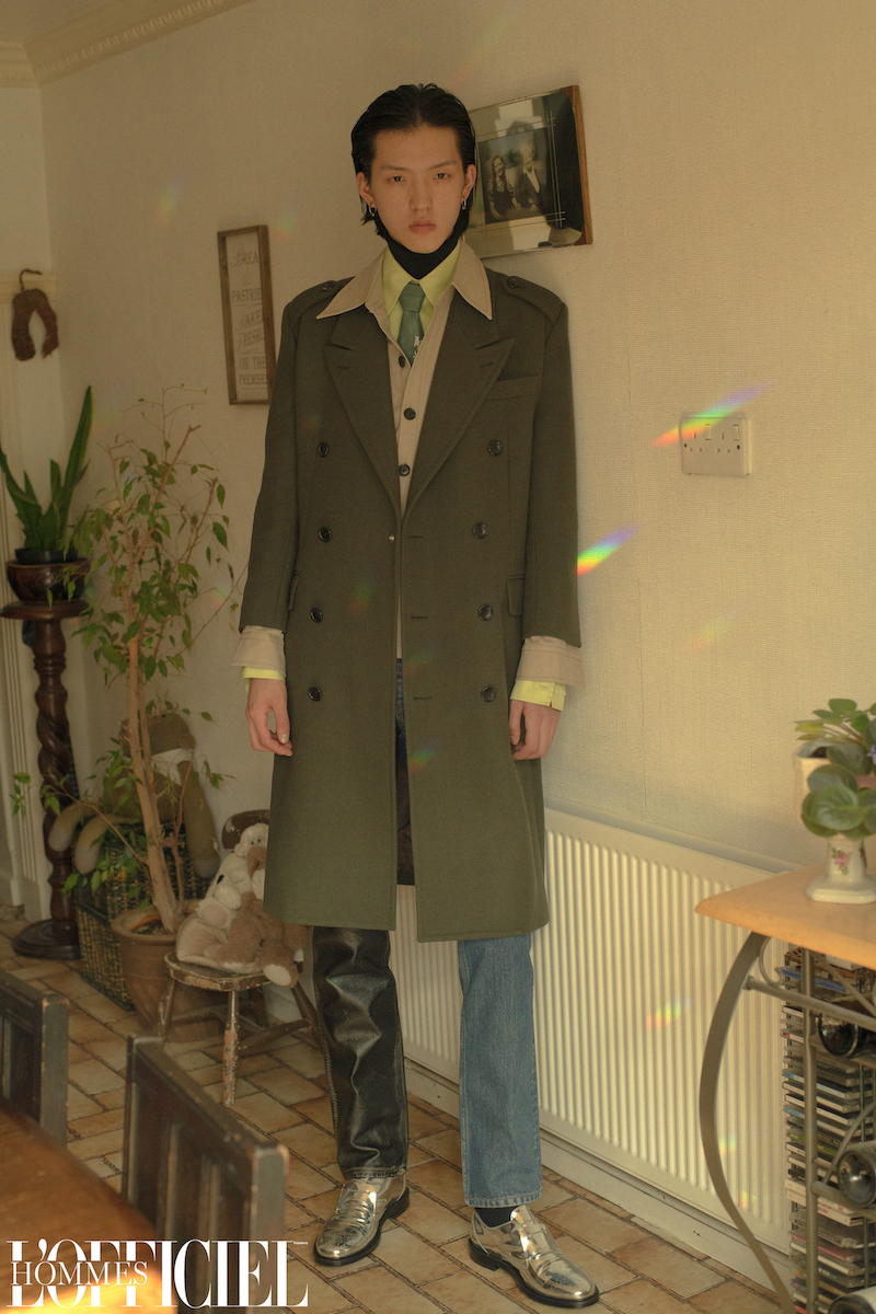 Водолазка Z Zegna, рубашка, галстук, куртка и брюки – Xander Zhou, пальто Lawrence Sullivan, носки Falke, обувь Clergerie  