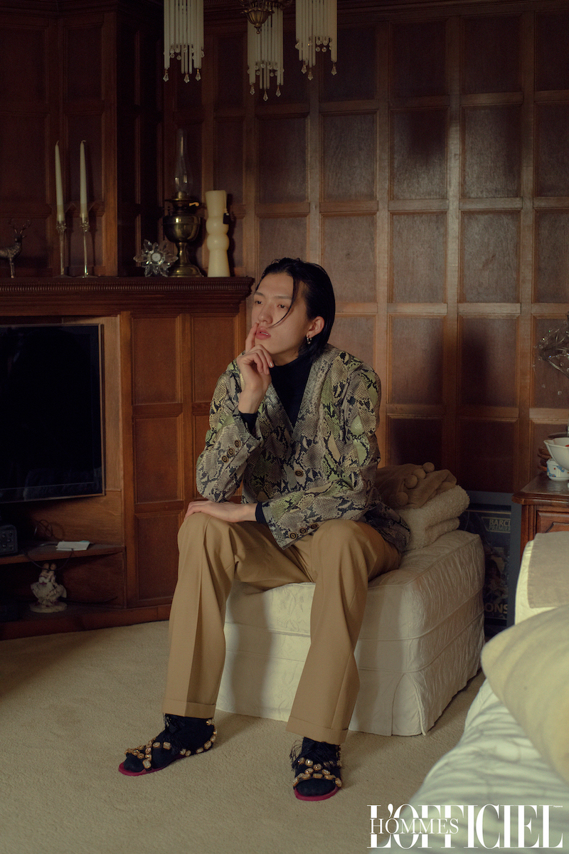 Водолазка Z Zegna, куртка, брюки и сандалии – Gucci, носки Falke