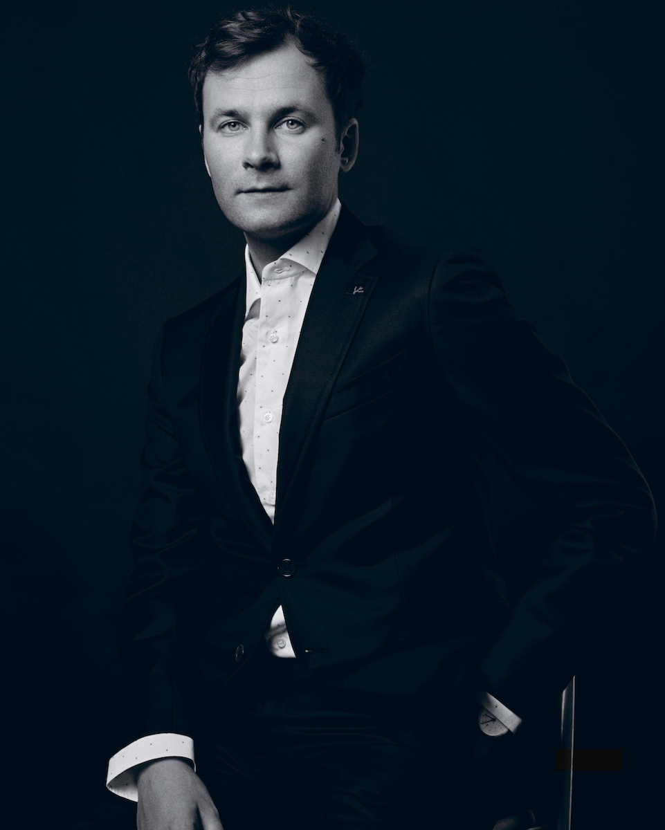 На Иване: костюи и сорочка — Isaia