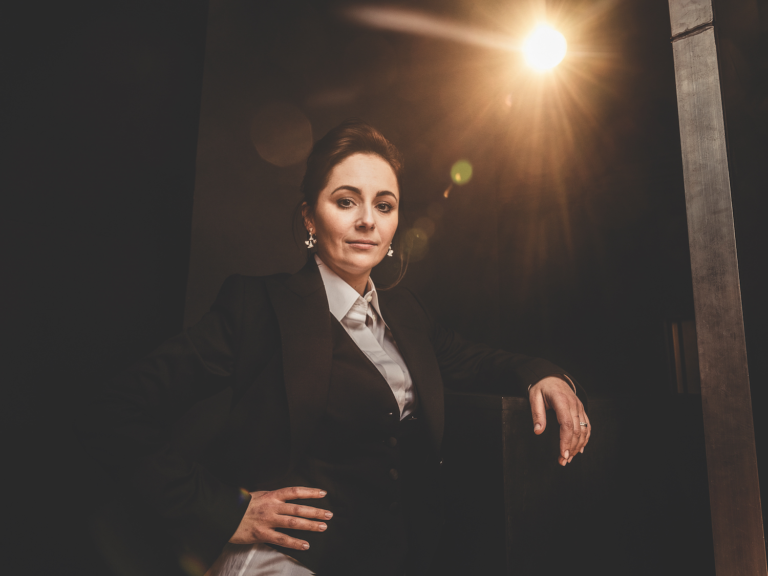 На Даше: шерстяные жакет, жилет, хлопковая рубашка — Dolce & Gabbana, серьги коллекции Divas’ Dream из белого золота с бриллиантовым паве Bvlgari 