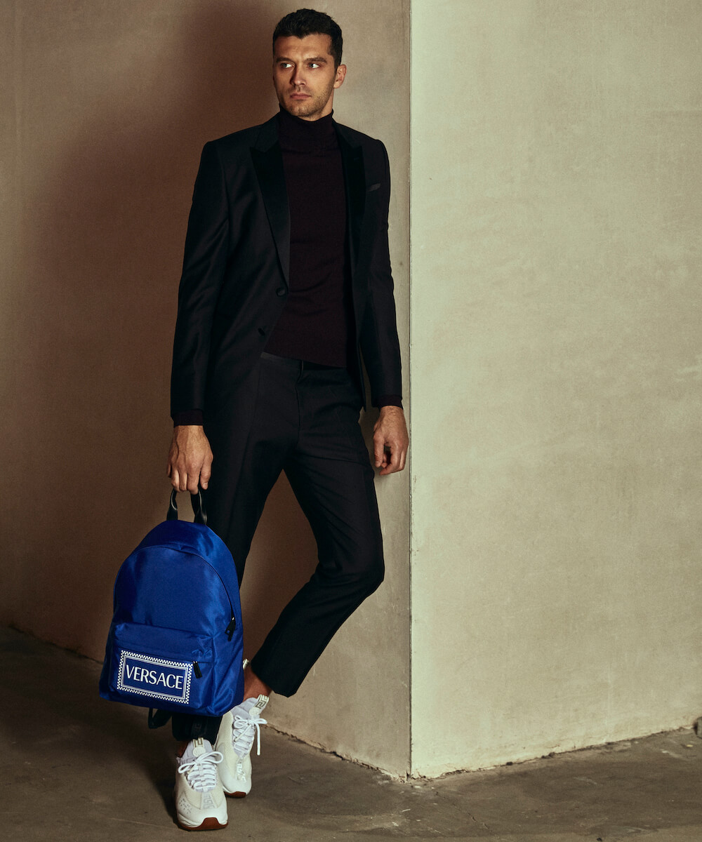 Смокинг BOSS, водолазка JEAN PIERRE, кроссовки и рюкзак – VERSACE 