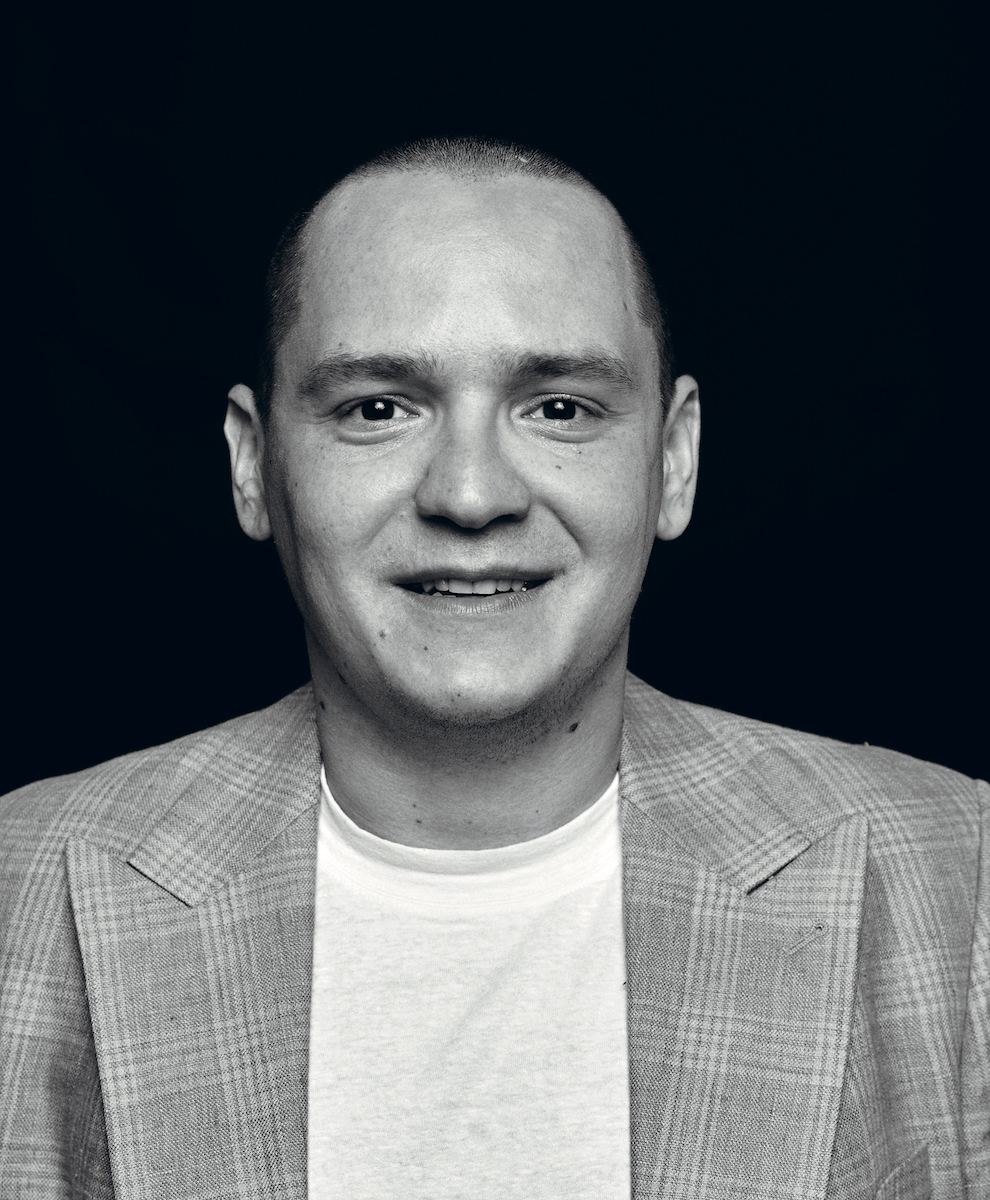 На Владе: футболка Fedeli, пиджак Nanushka (Helen Marlen Mandarin)