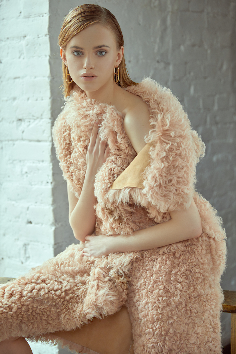 Меховой жилет — Vlasta Kopylova, серьги — Alexander Wang