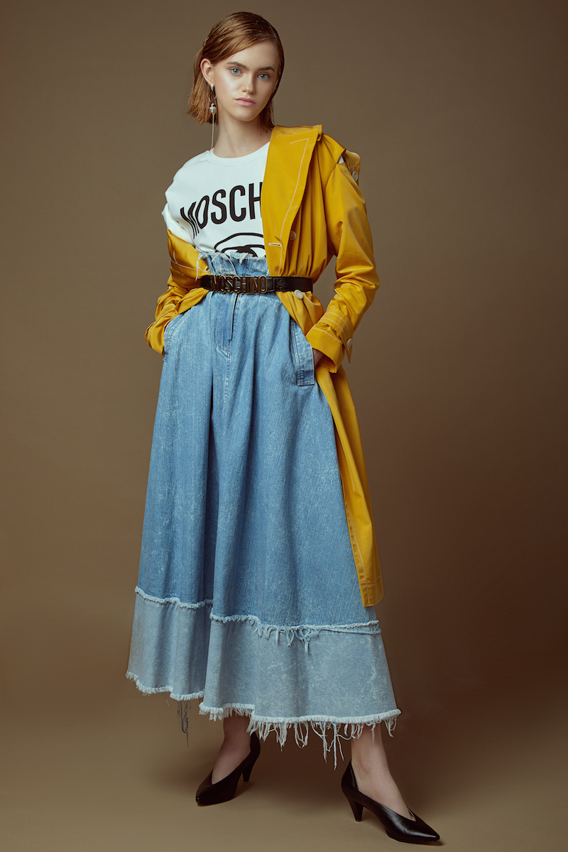 Футболка и пояс — Moschino, тренч приглушенный желтый — Burenina, юбка джинсовая — Bobkova, туфли-лодочки — Bevza, серьги — Samokish