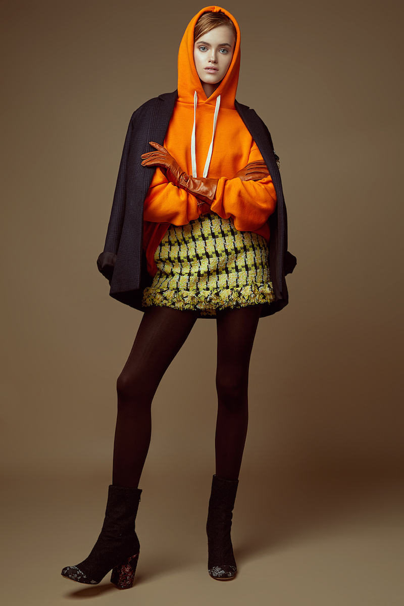 Юбка — Moschino, пиджак — Bobkova, свитшот — Off-White, перчатки — Liaboo, сапожки — Lake, шляпа — Covernumberone, серьги — Samokish