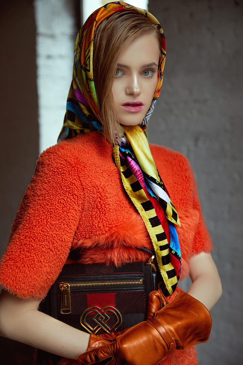 Шуба — Vlasta Kopylova, юбка — Lake, пояс — Moschino, сумка — Dsquared2, туфли-лодочки — Bevza, перчатки — Liaboo, платок — собственность стилистов