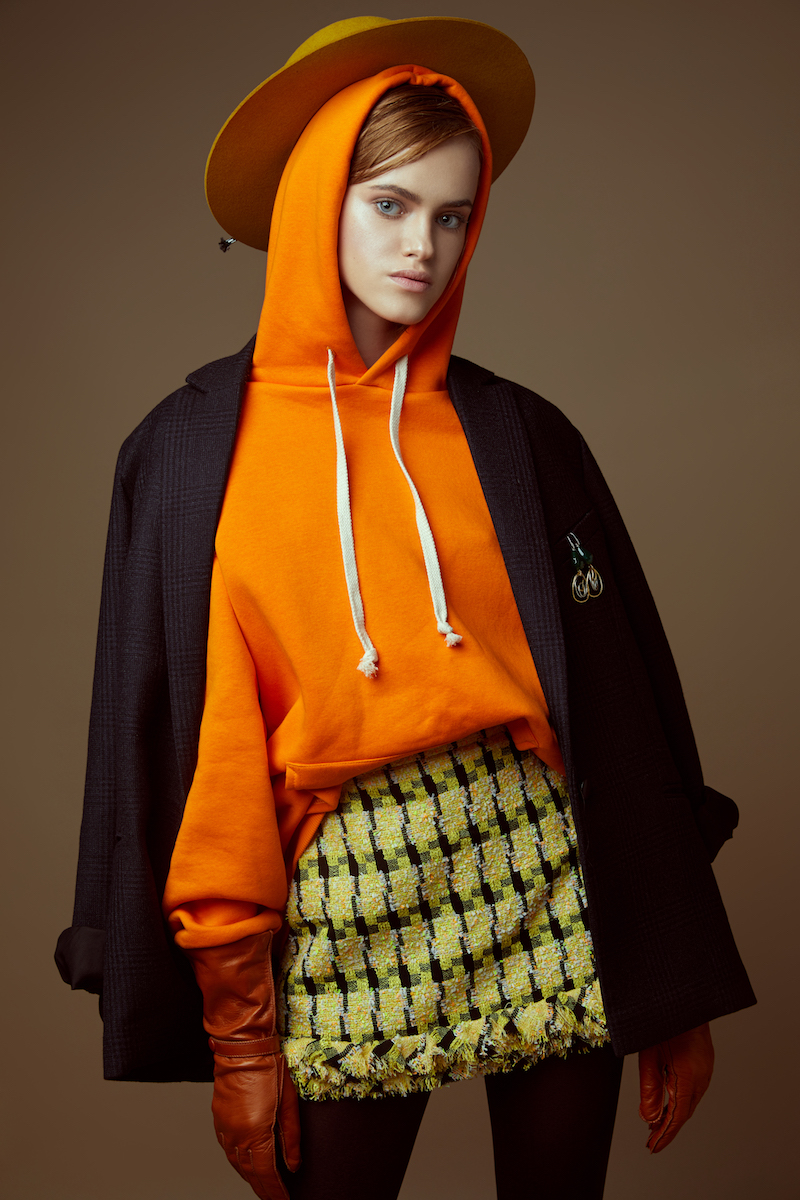 Юбка — Moschino, пиджак — Bobkova, свитшот — Off-White, перчатки — Liaboo, сапожки — Lake, шляпа — Covernumberone, серьги — Samokish