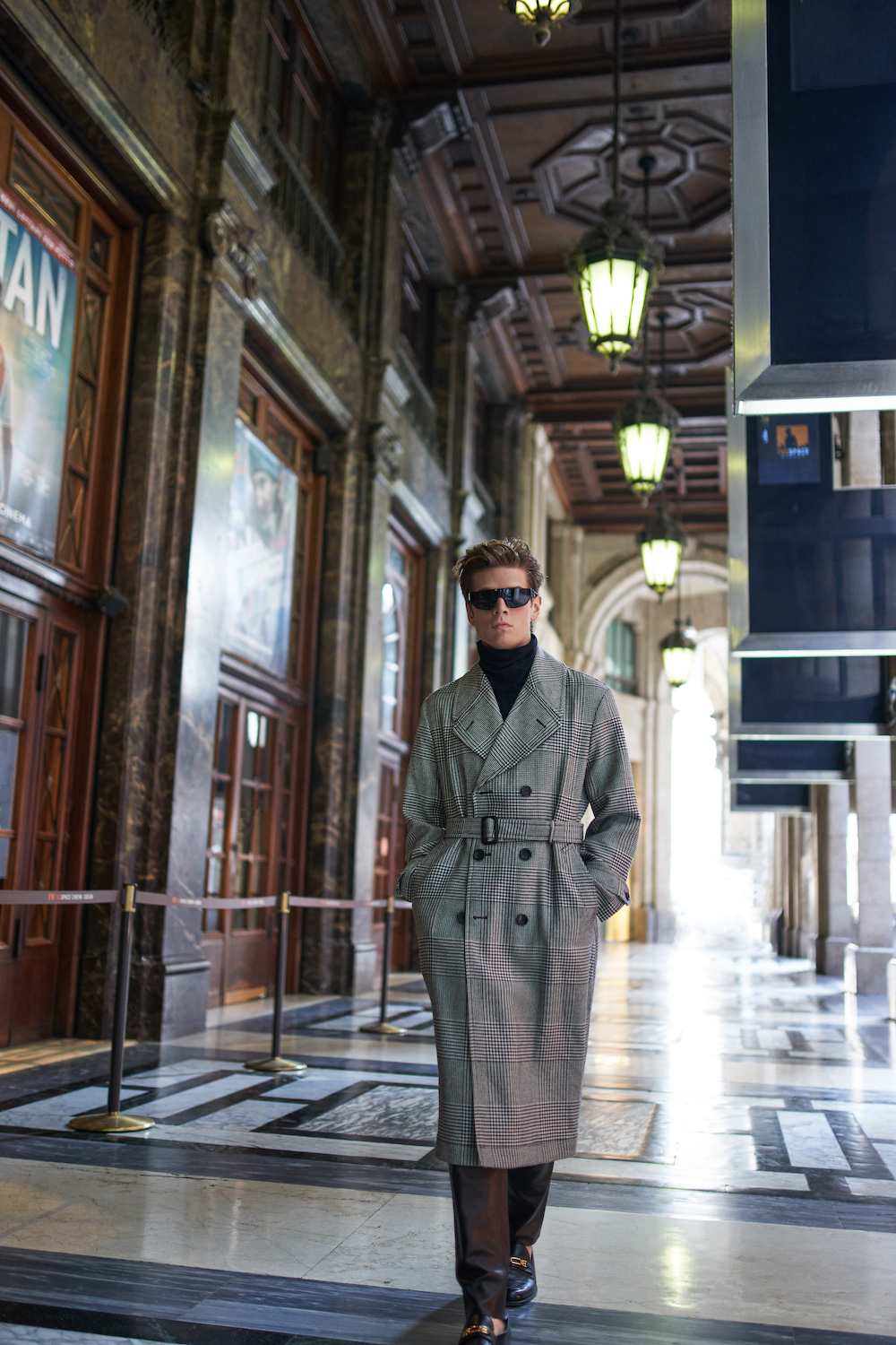 Водолазка, брюки, пальто и ботинки — Bally