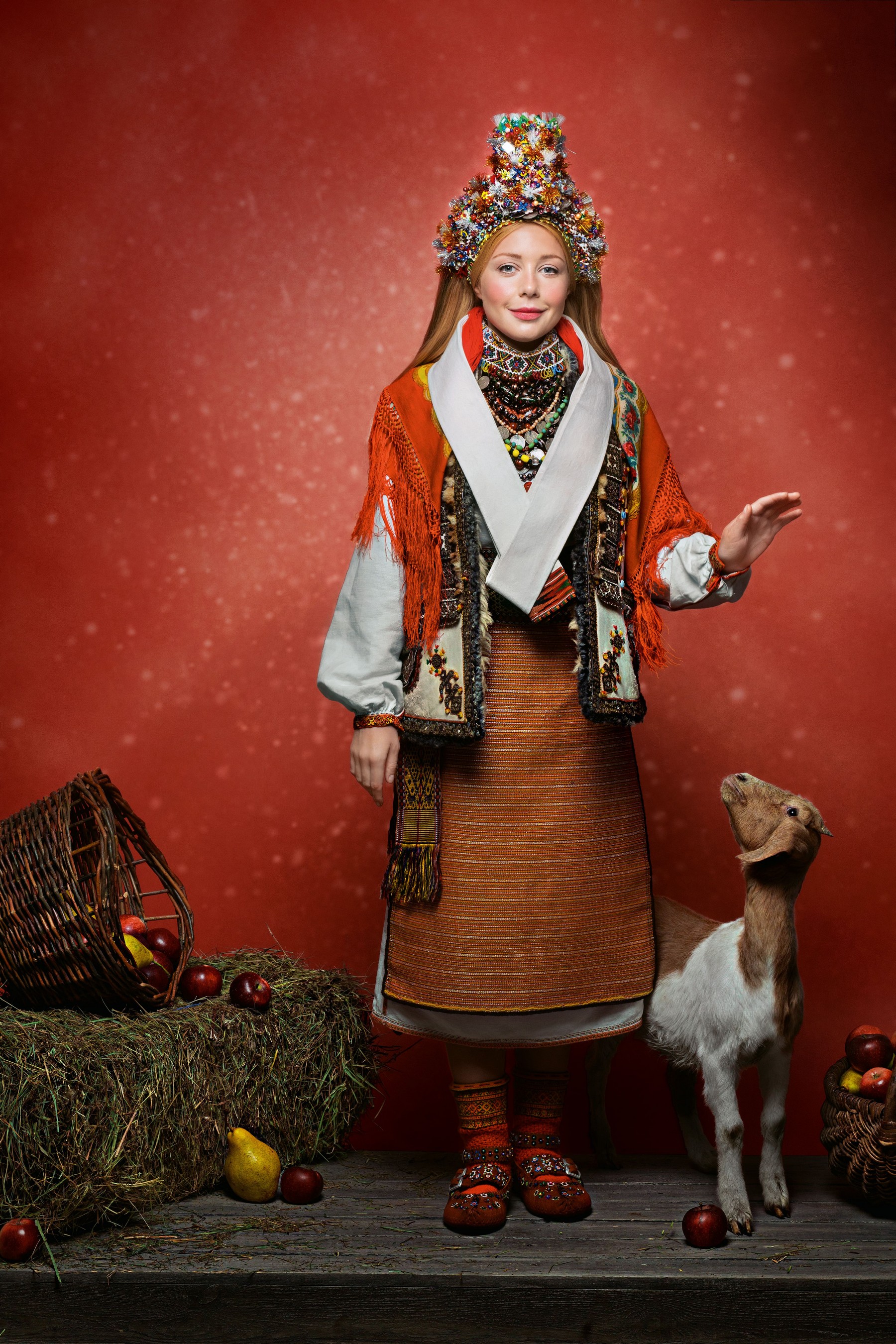 Тіна Кароль вбрана у весільний стрій з Івано-Франківська області (с. Космач), Гуцульщина кінця ХІХ – початку ХХ століття